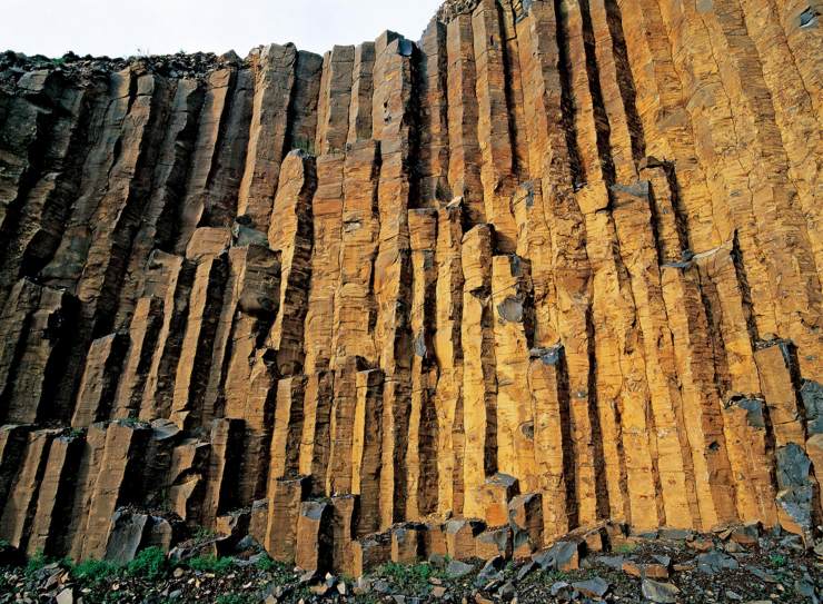 比如吉林四平的流纹质火山岩石柱和广东湛江的玄武岩石柱就是因为当地